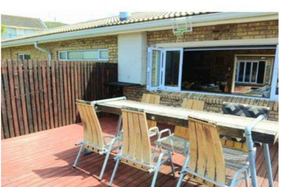 5 Bedroom Property for Sale in Winterstrand Eastern Cape